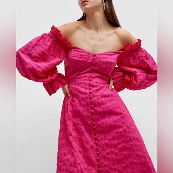 ๐บ๐HP๐๐บ NWT Cult Gaia Simona Off-The-Shoulder Ruffled Midi Dress Dragonfruit - Picture 13 of 16